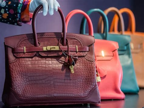 Востребованность и доступность: где найти и как купить лаковую сумку Birkin