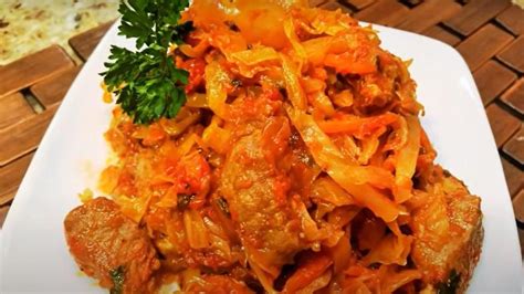 Капуста и морковь тушеные с мясом