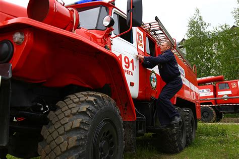 Когда водитель пожарного автомобиля не может действовать самостоятельно?