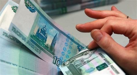 Кому полагается выплата в октябре 10000?