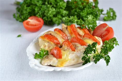 Легкий и вкусный рецепт курицы в духовке с томатами и оливками