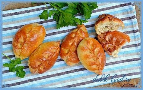 Печеные пирожки с начинкой из телячьего фарша