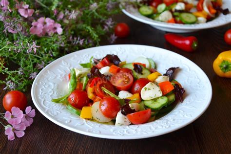 Салат Капрезе с помидорами и огурцами