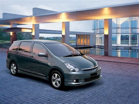 Сравнение двух автомобилей Toyota Wish и Toyota Isis