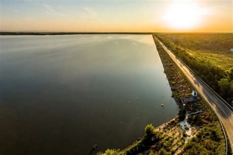 Увеличивается объем воды